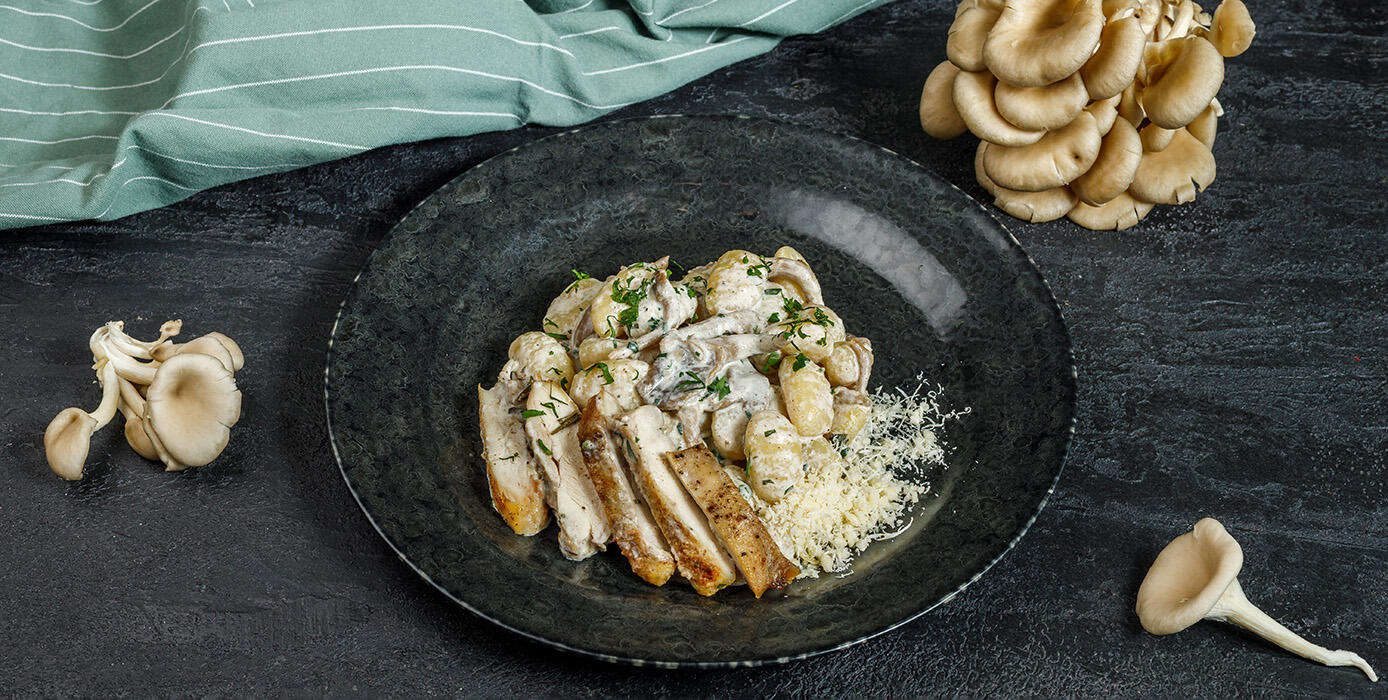 Милти: Ньокки с вешенками и курицей в сырном соусе