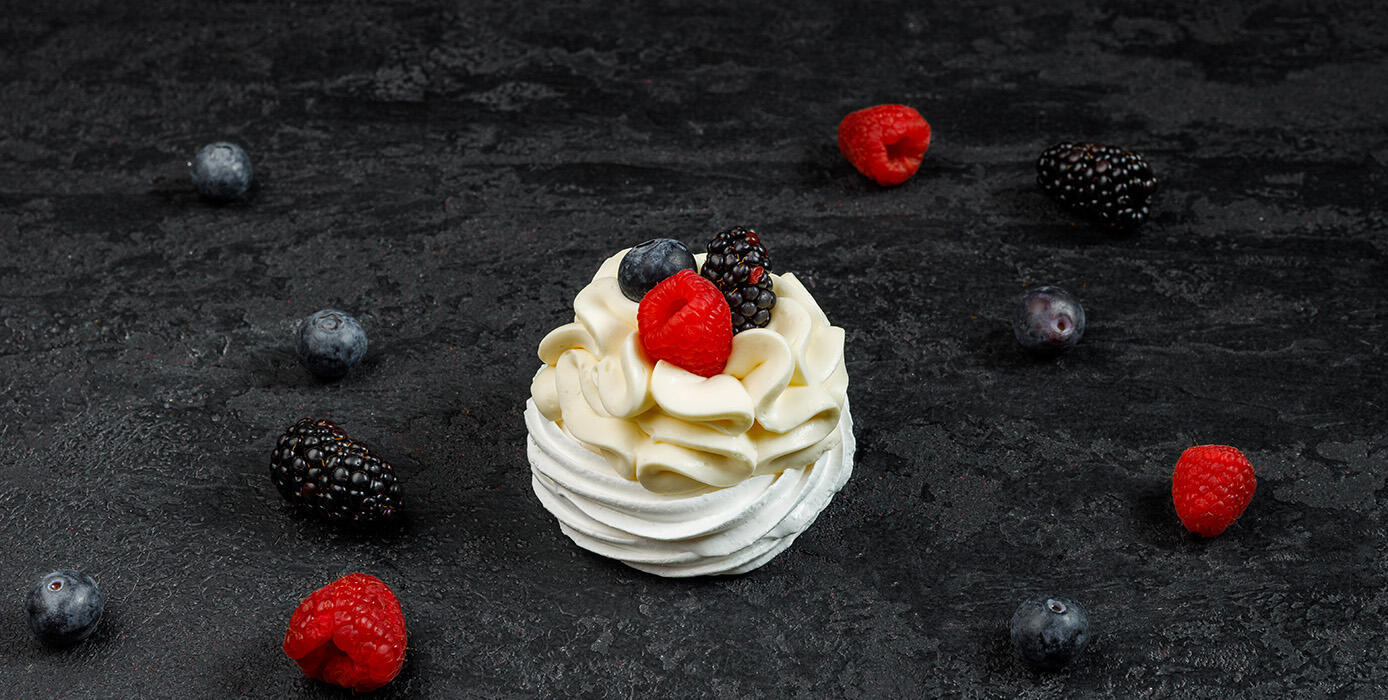 Милти: Десерт «Павлова» со свежими ягодами