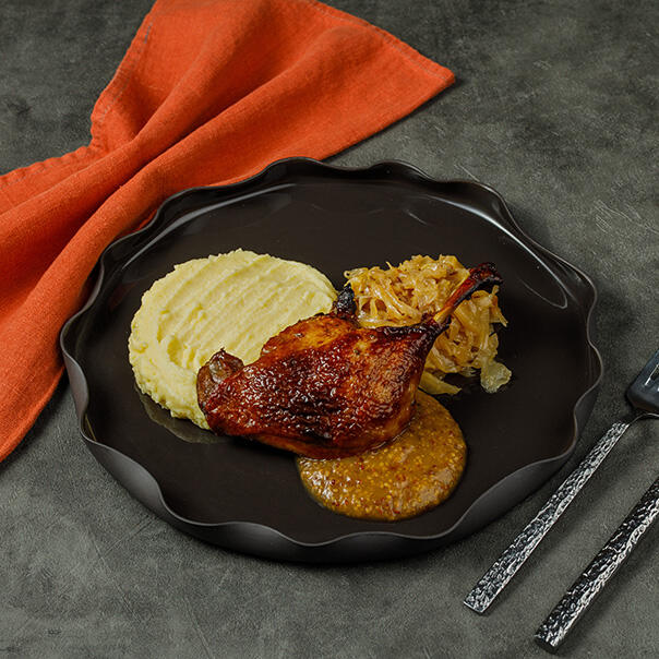 Милти: Запеченная утиная ножка с картофельным пюре и тушеной капустой