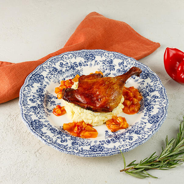 Милти: Утиная ножка конфи с персиковым чатни и пюре из корня сельдерея