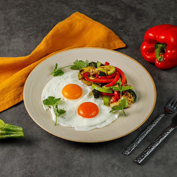 Милти: Глазунья из двух яиц с овощами