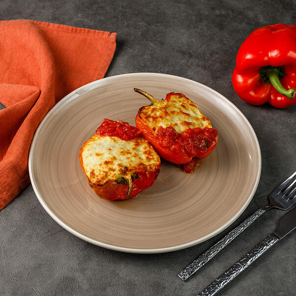 Милти: Болгарский перец фаршированный фаршем из говядины и кус кусом, с моцареллой и томатным соусом