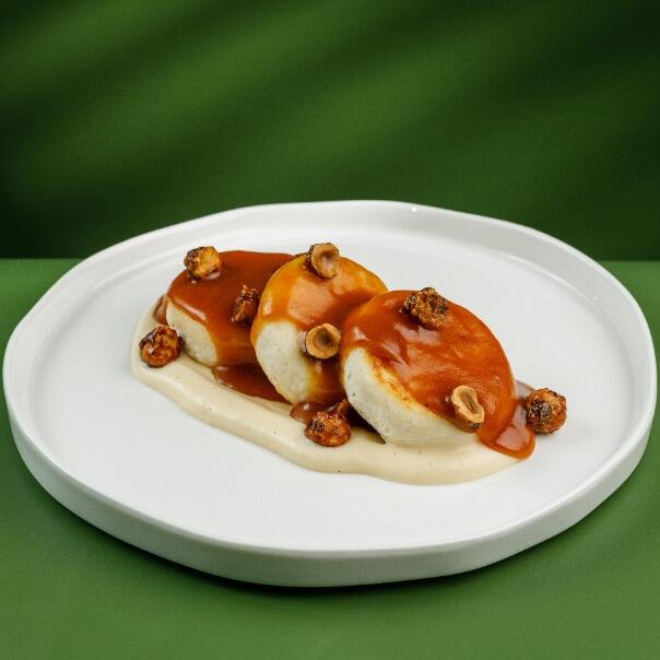 Милти: Сырники с карамельным соусом и ванильным кремом