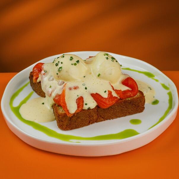 Милти: Яйца бенедикт с форелью на булочке бриошь