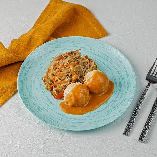 Милти: Лапша ширатаки с куриными котлетками и соусом из печеного перца