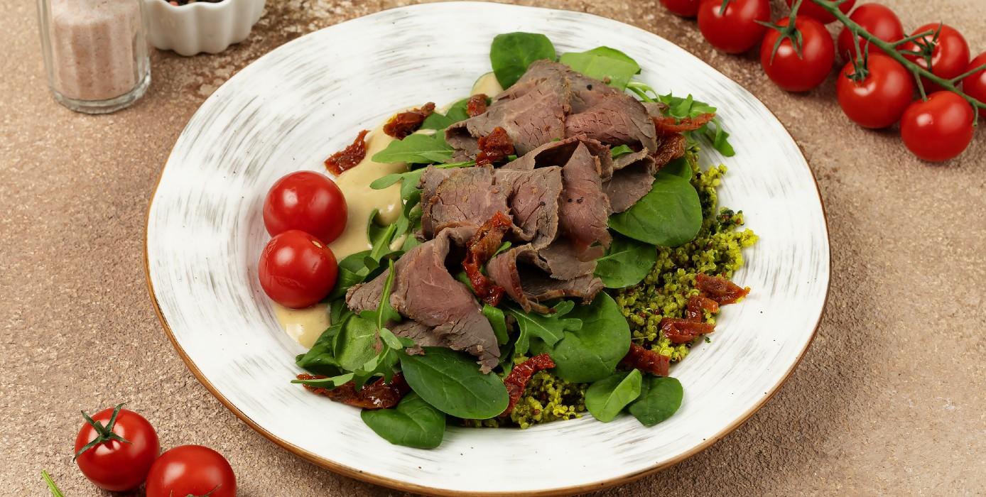 Милти: Салат с ростбифом, шпинатом и рукколой в медово-горчичном соусе