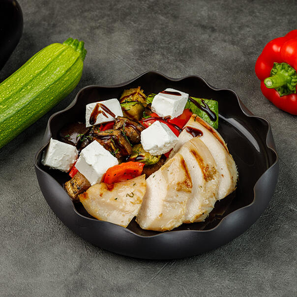 Милти: Куриная грудка су-вид с салатом из печеных овощей и брынзой