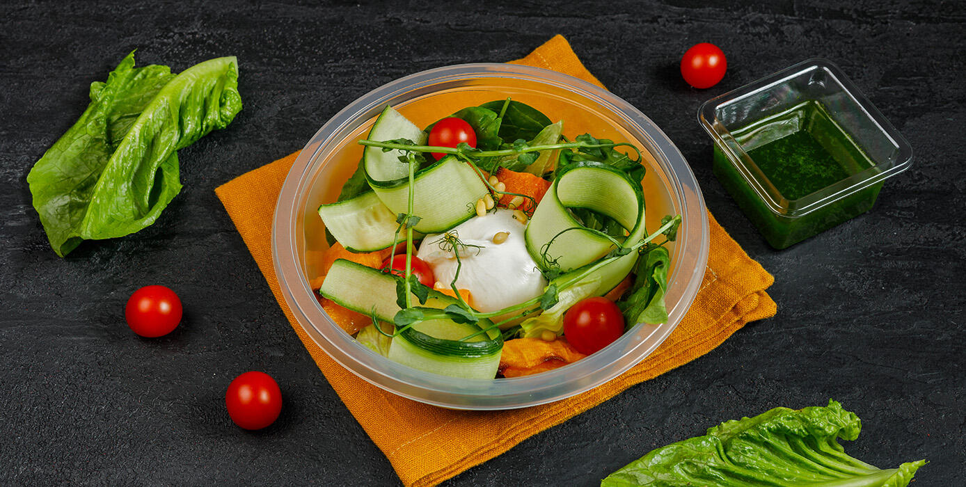 Милти: Большой зеленый салат с итальянским сыром буррата, тыквой, шпинатом и кедровыми орешками