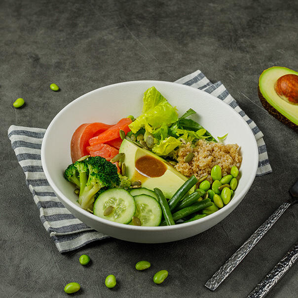 Милти: Зеленый салат со слабосоленой форелью