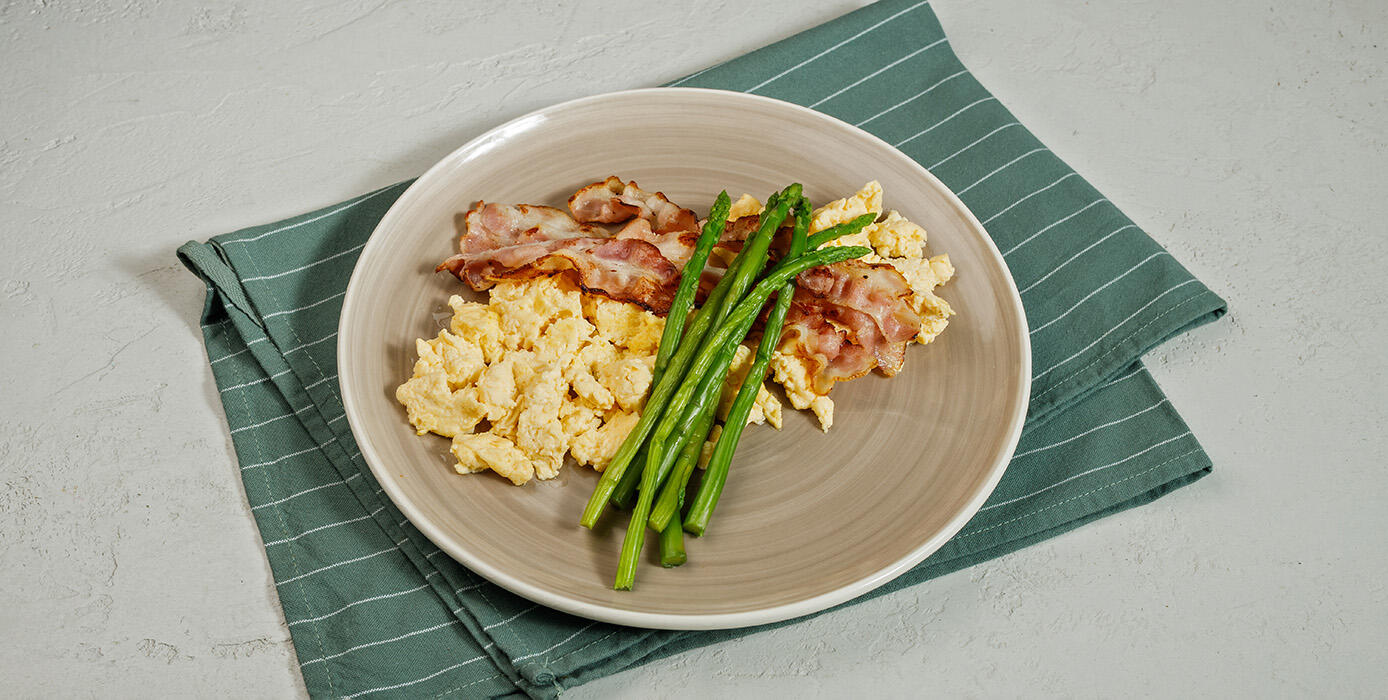Милти: Скрэмбл с поджаренным беконом и спаржей