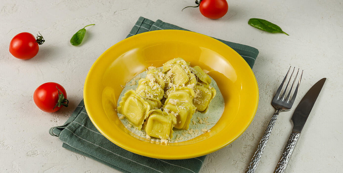 Милти: Равиоли с форелью и рикоттой со сливочно-шпинатным соусом