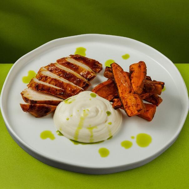 Милти: Куриная грудка на гриле в соусе терияки с эспумой из пармезана и жареным бататом