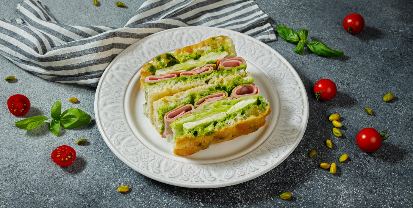 Милти: Фокачча с мортаделлой, соусом песто и моцареллой