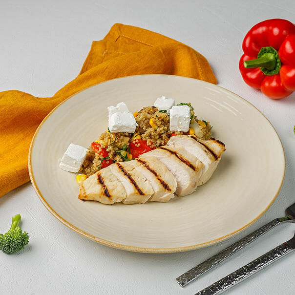 Милти: Куриная грудка на гриле с киноа, печеными овощами и брынзой