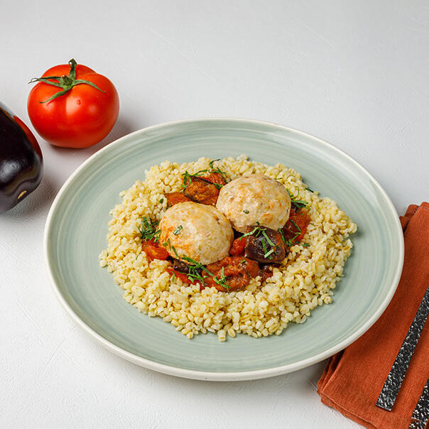 Милти: Датские рыбные котлеты с баклажанами в томатном соусе и булгуром