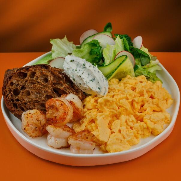 Милти: Скрэмбл с креветками, зеленым салатом с авокадо и хрустящим тартином