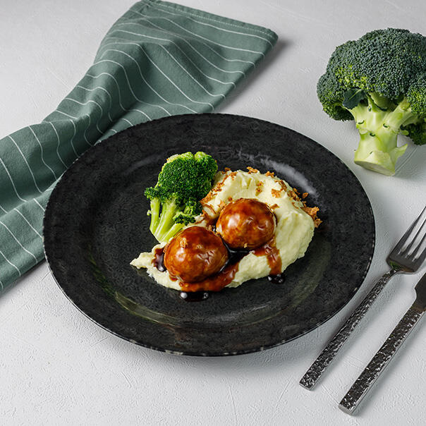 Милти: Фишболы с соусом терияки, картофельным пюре с васаби и брокколи