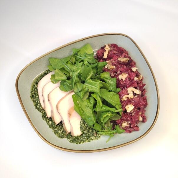 Милти: Салат с рукколой, куриной грудкой и свеклой в соусе песто