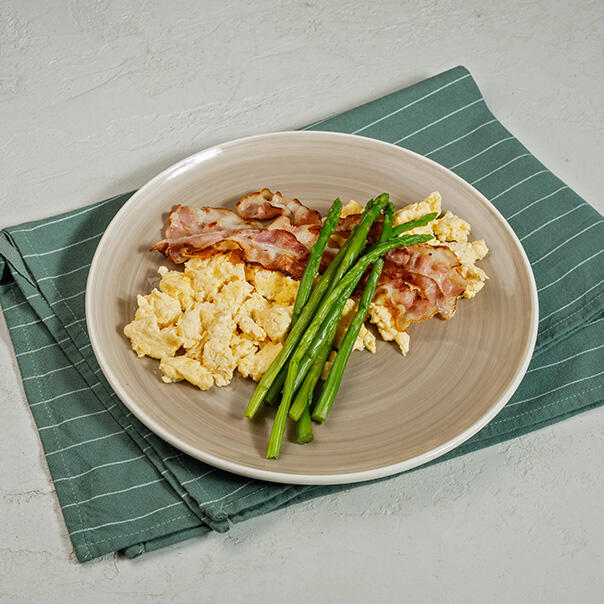Милти: Скрэмбл с поджаренным беконом и спаржей