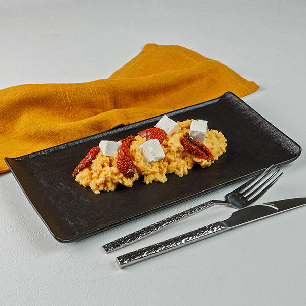 Милти: Скрэмбл с вялеными томатами и брынзой