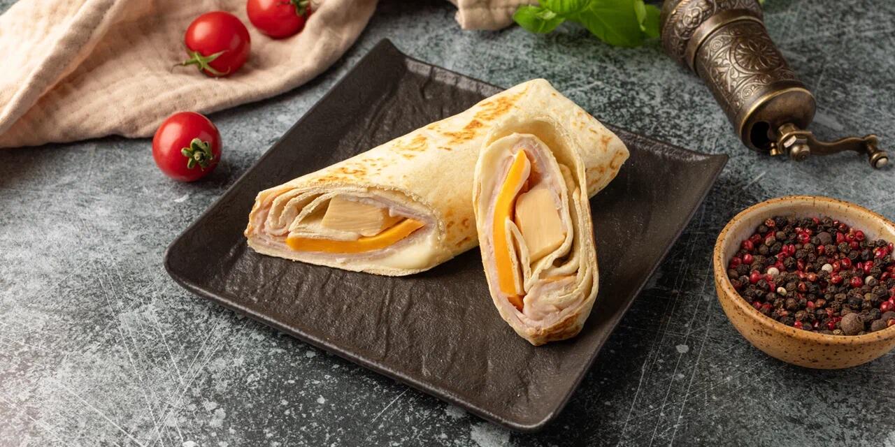 Милти: Ролл с ветчиной, чеддером и омлетом