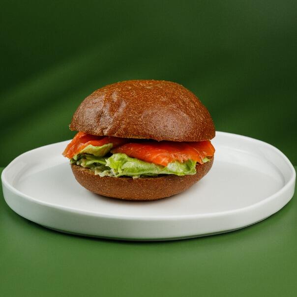 Милти: Ржаная булочка со слабосоленой форелью и авокадо