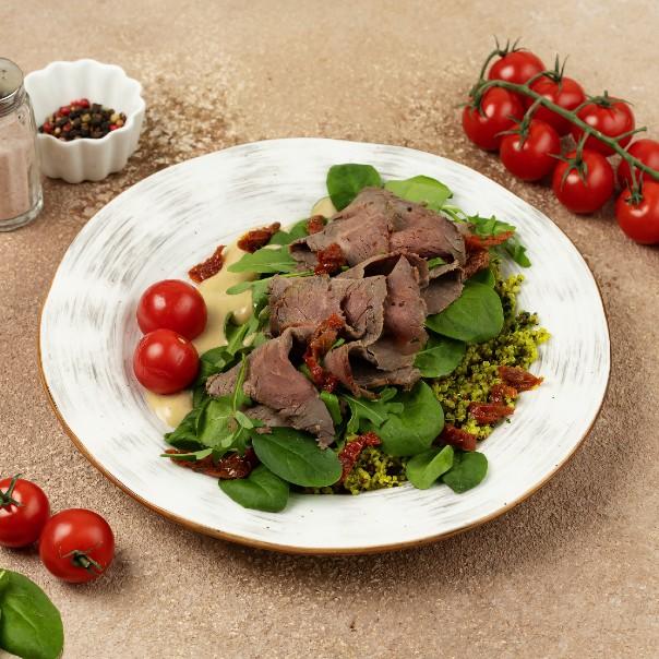 Милти: Салат с ростбифом, шпинатом и рукколой в медово-горчичном соусе