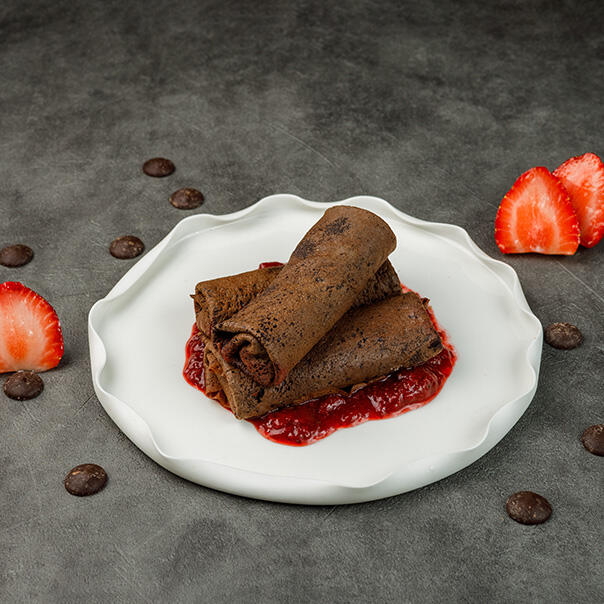 Милти: Шоколадные блины с начинкой из вареной сгущенки и соусом клубника-базилик