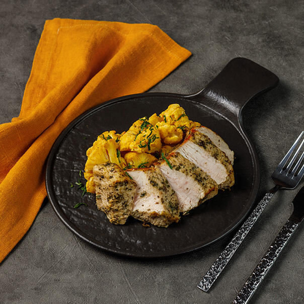 Милти: Индейка в травах с цветной капустой с соусом на основе кокосового молока и карри