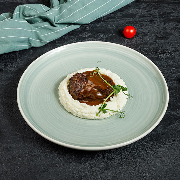 Милти: Карамелизированные говяжьи щечки с пюре из цветной капусты