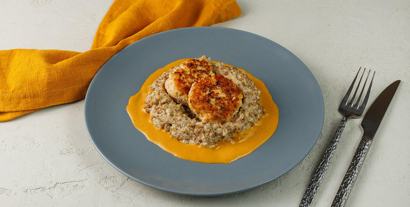 Милти: Биточки из креветок и куриной грудки с гречкой и овощами