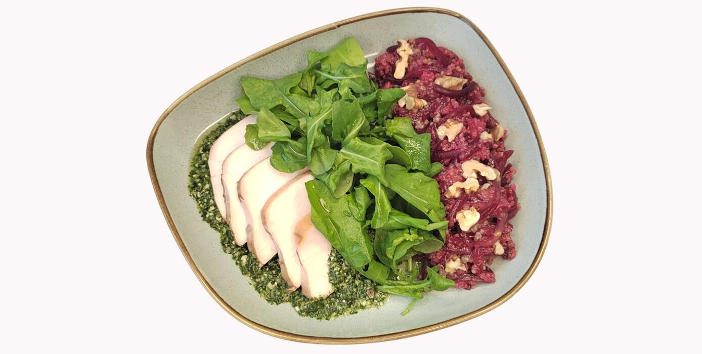 Милти: Салат с рукколой, куриной грудкой и свеклой в соусе песто
