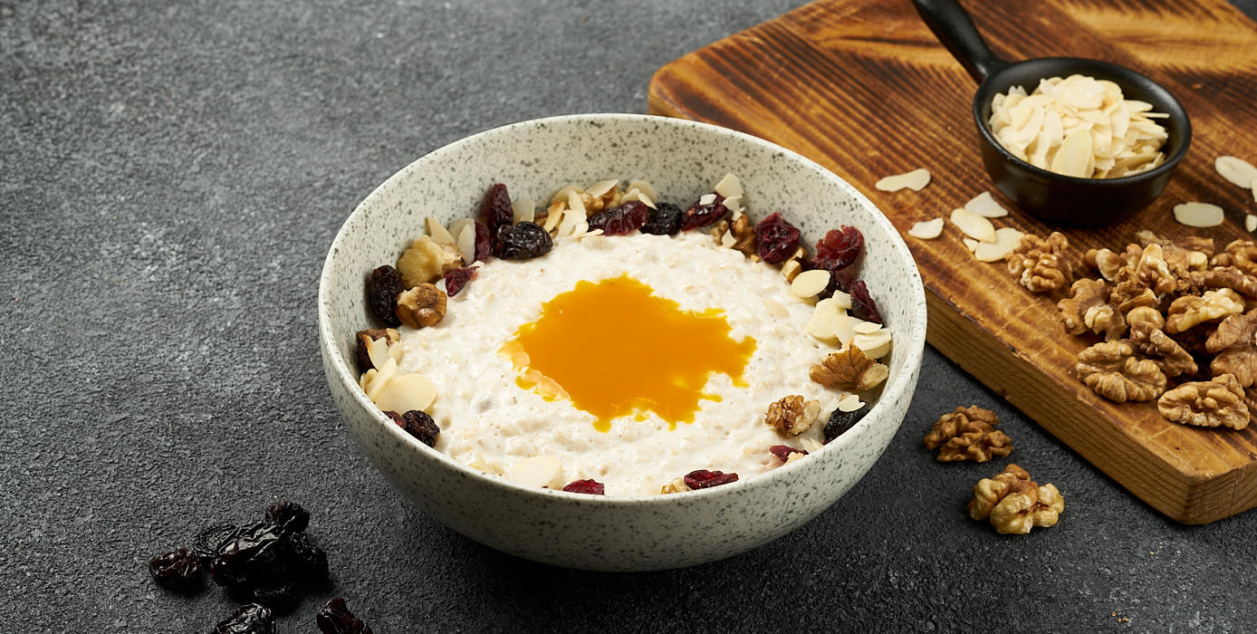 Милти: Овсяная каша с пюре из манго, клюквой и грецкими орешками