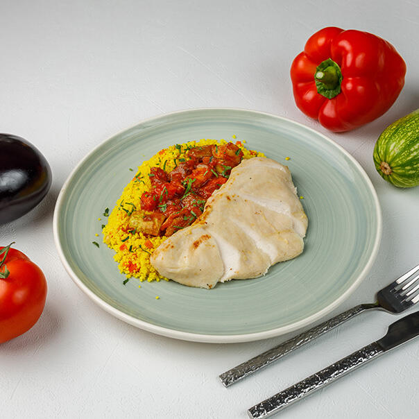 Милти: Куриная грудка су-вид с печеными овощами в томатном соусе и кус-кусом