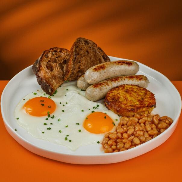 Милти: Большой американский завтрак с жареными сосисками, хашбрауном и глазуньей из 2-х яиц