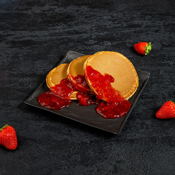 Милти: Панкейки с клубничным вареньем