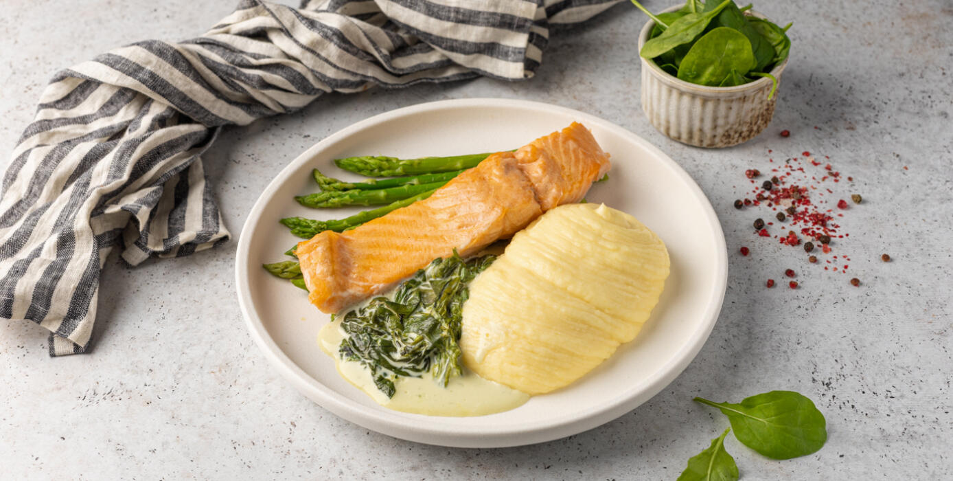 Милти: Стейк из лосося с картофельным пюре, спаржей и шпинатом