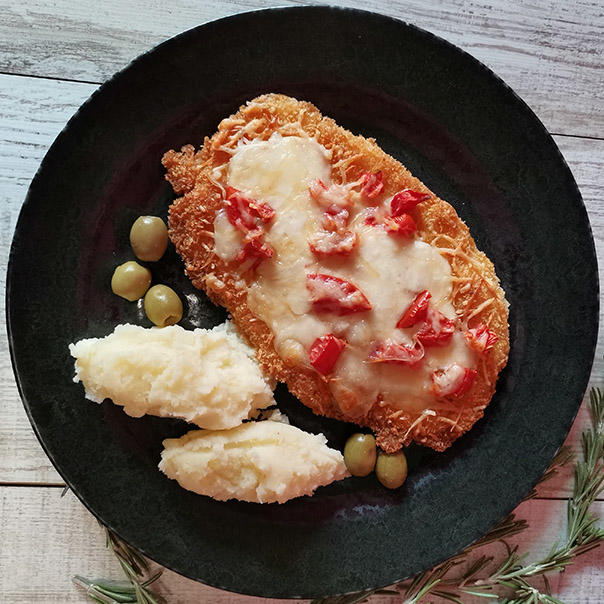 Милти: Шницель из куриной грудки с моцареллой и картофельным пюре
