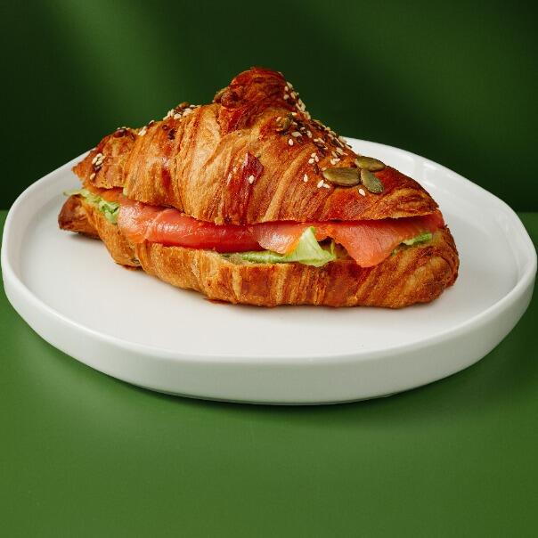 Милти: Французский круассан зерновой с форелью
