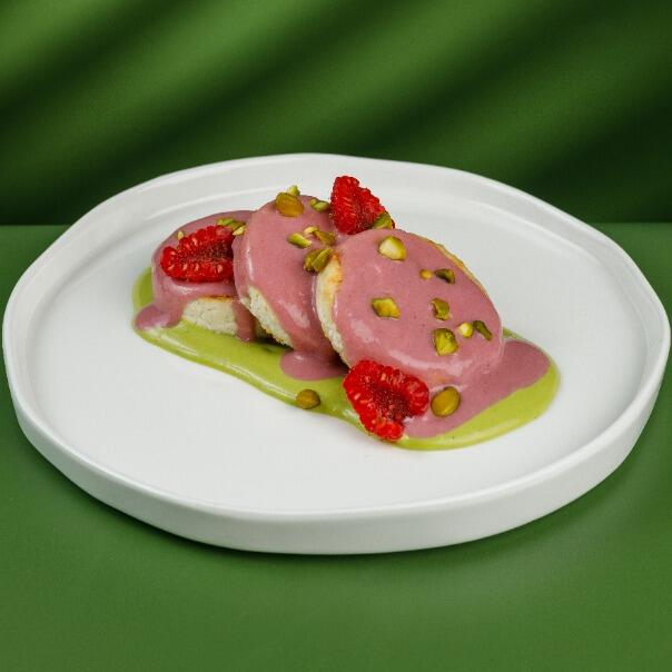 Милти: Сырники с малиновым соусом и фисташковым кремом