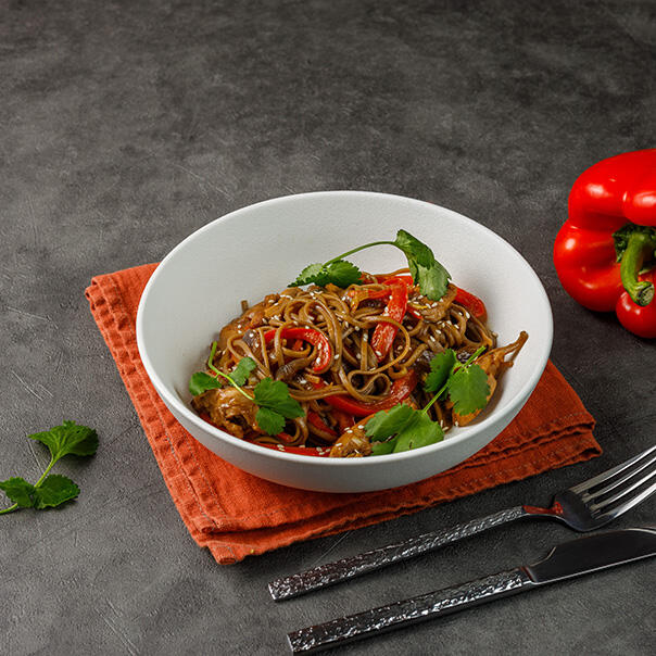 Милти: Гречневая лапша с куриным филе и овощами