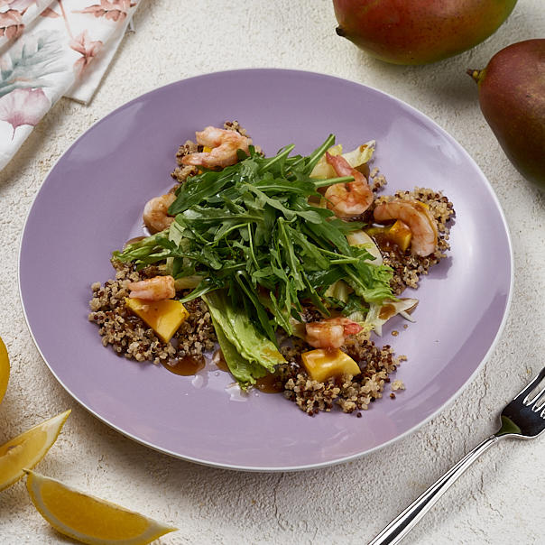 Милти: Салат с креветками, рукколой и киноа с апельсиновым соусом
