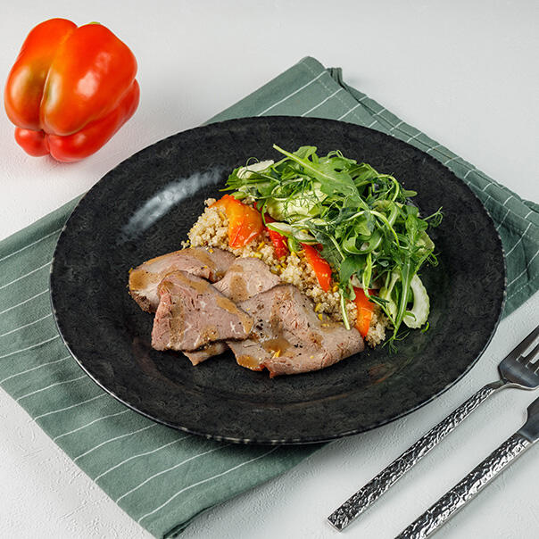 Милти: Салат с ростбифом, киноа и рукколой