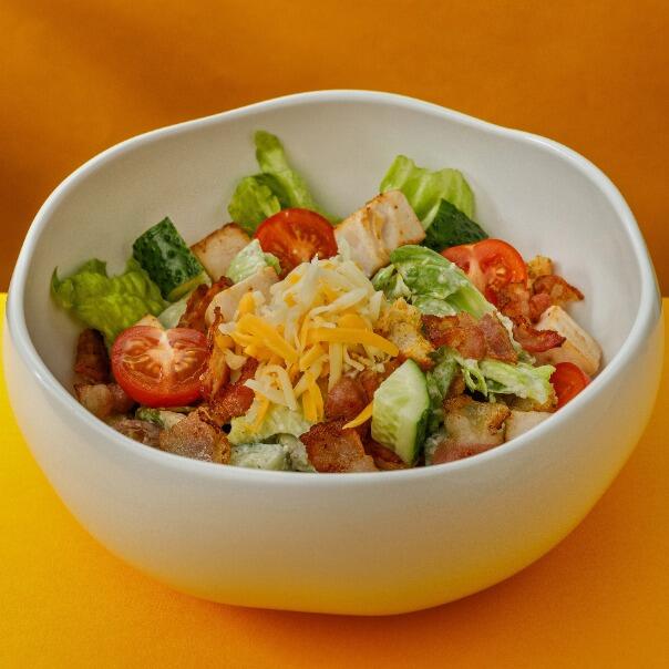 Милти: Салат Нью-Йорк с куриной грудкой и обжаренным беконом