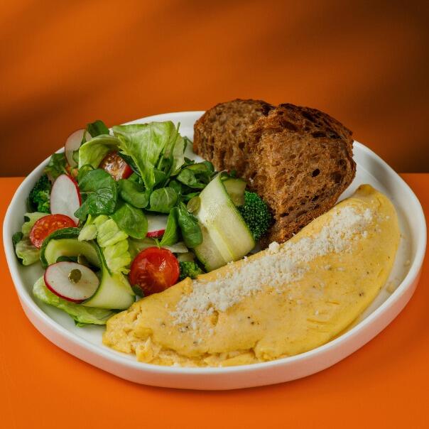 Милти: Французский омлет с зеленым салатом