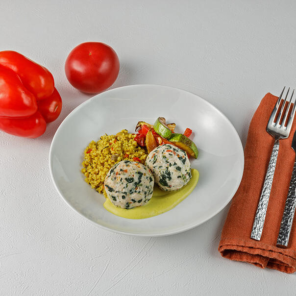 Милти: Биточки из индейки с зеленью, ячневой кашей и печеными овощами