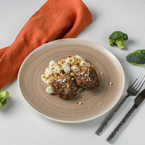 Милти: Сочные котлеты с беконом и ньокками в сливочном соусе с брокколи