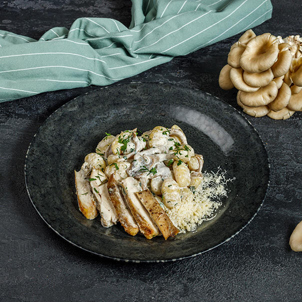 Милти: Ньокки с вешенками и курицей в сырном соусе