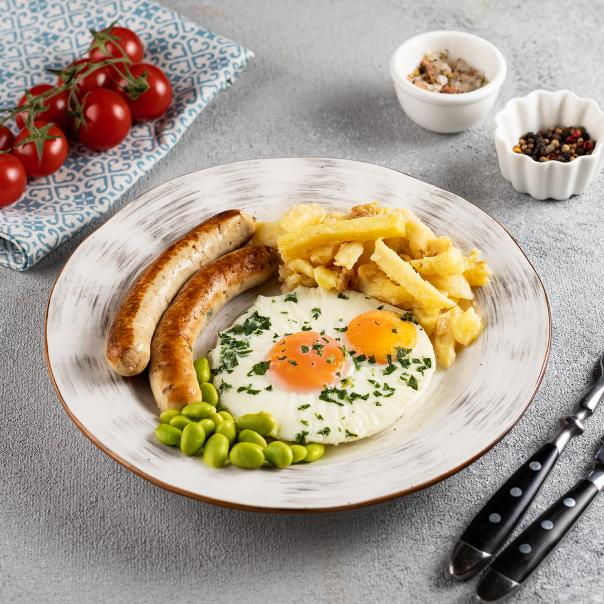 Милти: Глазунья с колбасками из индейки, запеченным картофелем и бобами эдамаме