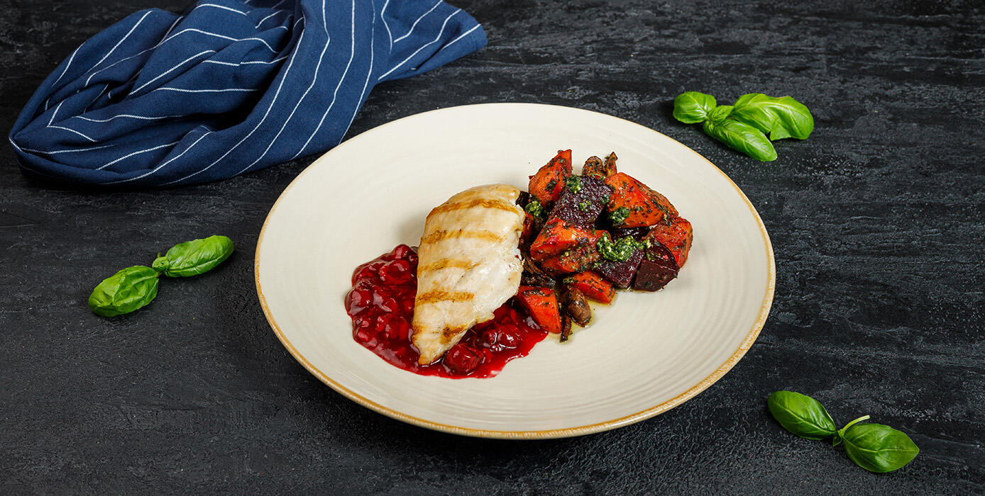 Милти: Куриная грудка на гриле с запеченными овощами в соусе песто